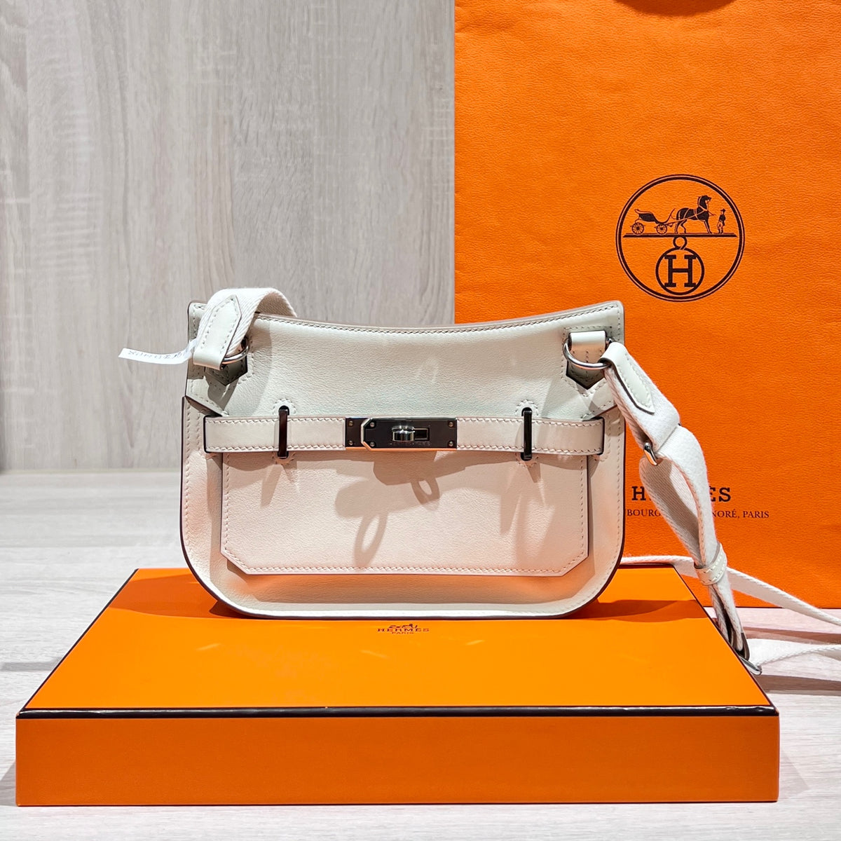 Hermes Jypsiere mini shoulder bag 22 cm long x 14.8 cm deep x 5.3 cm wide H083982CKAI