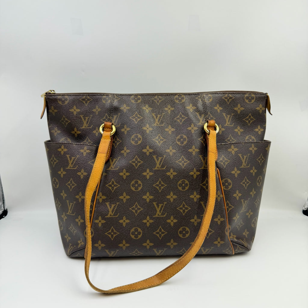 Louis Vuitton Leather Length 40 x Width 13 x Height 28 cm M56689