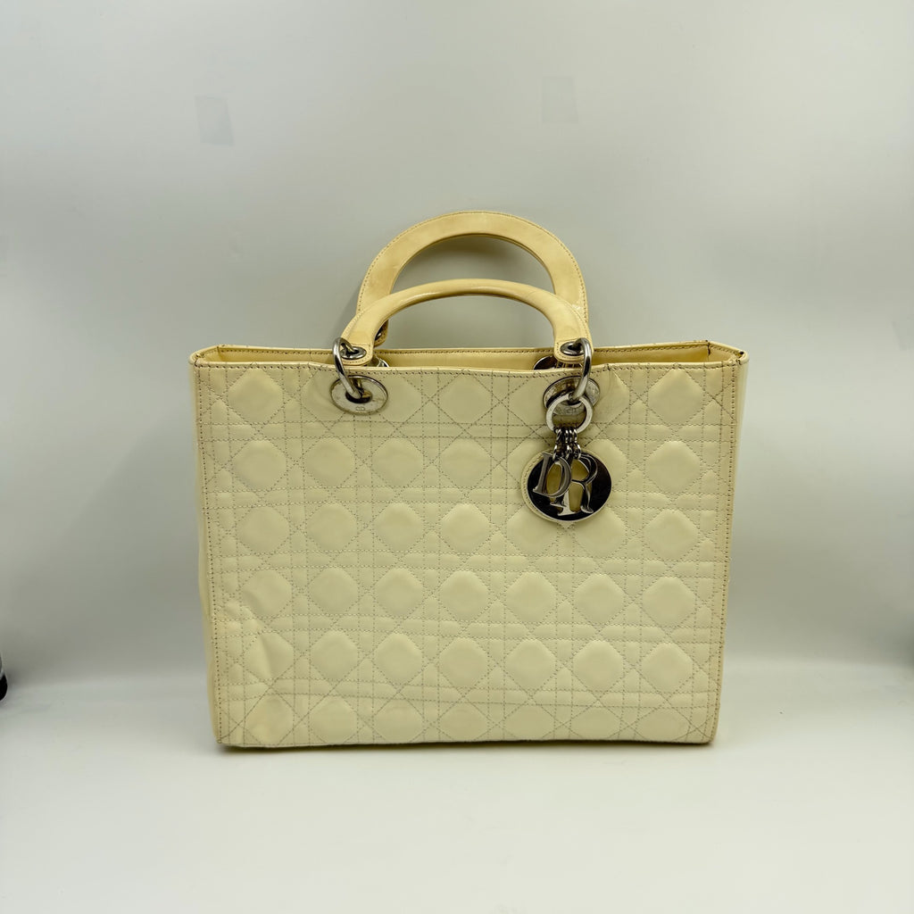 Dior Lady Dior Leather Beige Dimensions: 32 x 25 x 11 cm (length x height x width); Shoulder strap length: 103–118 cm; Length from shoulder strap top to bag top: 50.5–58 cm. M0566ONGE_M51U